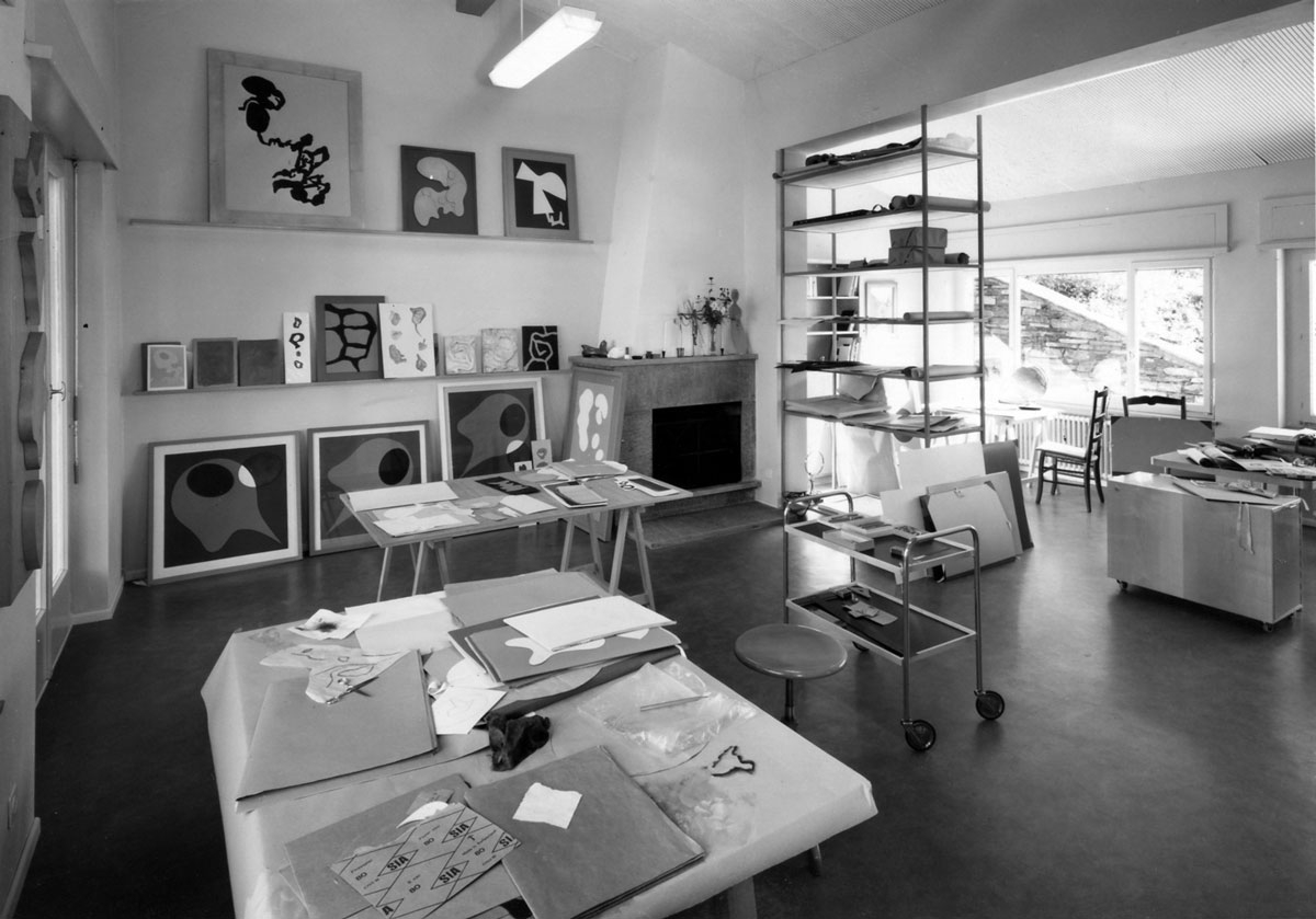 L’atelier de l’artiste dans la maison de Ronco dei Fiori, vers 1961.