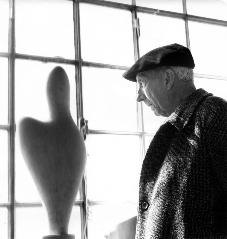 Jean Arp dans l&rsquo;atelier de Remo Rossi, Locarno 1965 env.