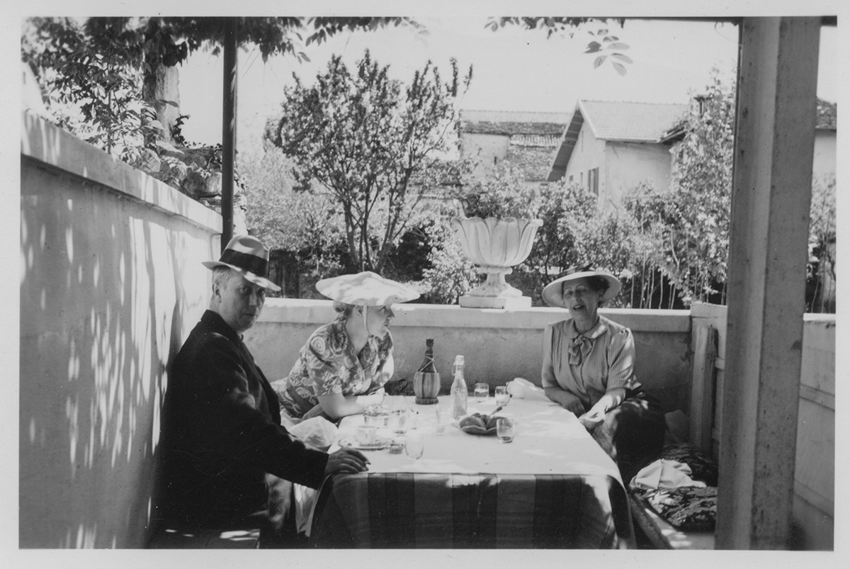 Ascona, Pfingsten 1939. Von links: Hans Arp, Marguerite Hagenbach, Sophie Taeuber-Arp.  Foto: Hans Hagenbach