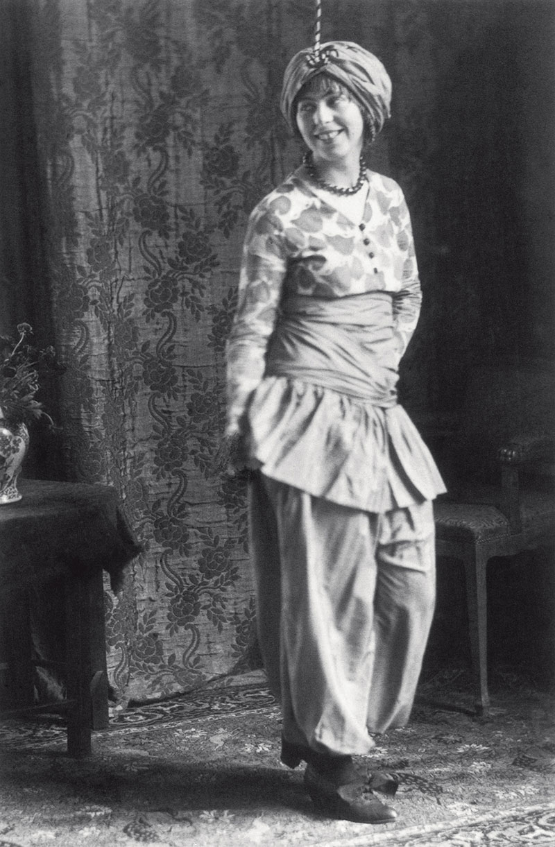 Sophie Taeuber-Arp dans un costume qu&rsquo;elle a elle-m&ecirc;me r&eacute;alis&eacute;, Munich 1914. Photo : Eduard Wasow